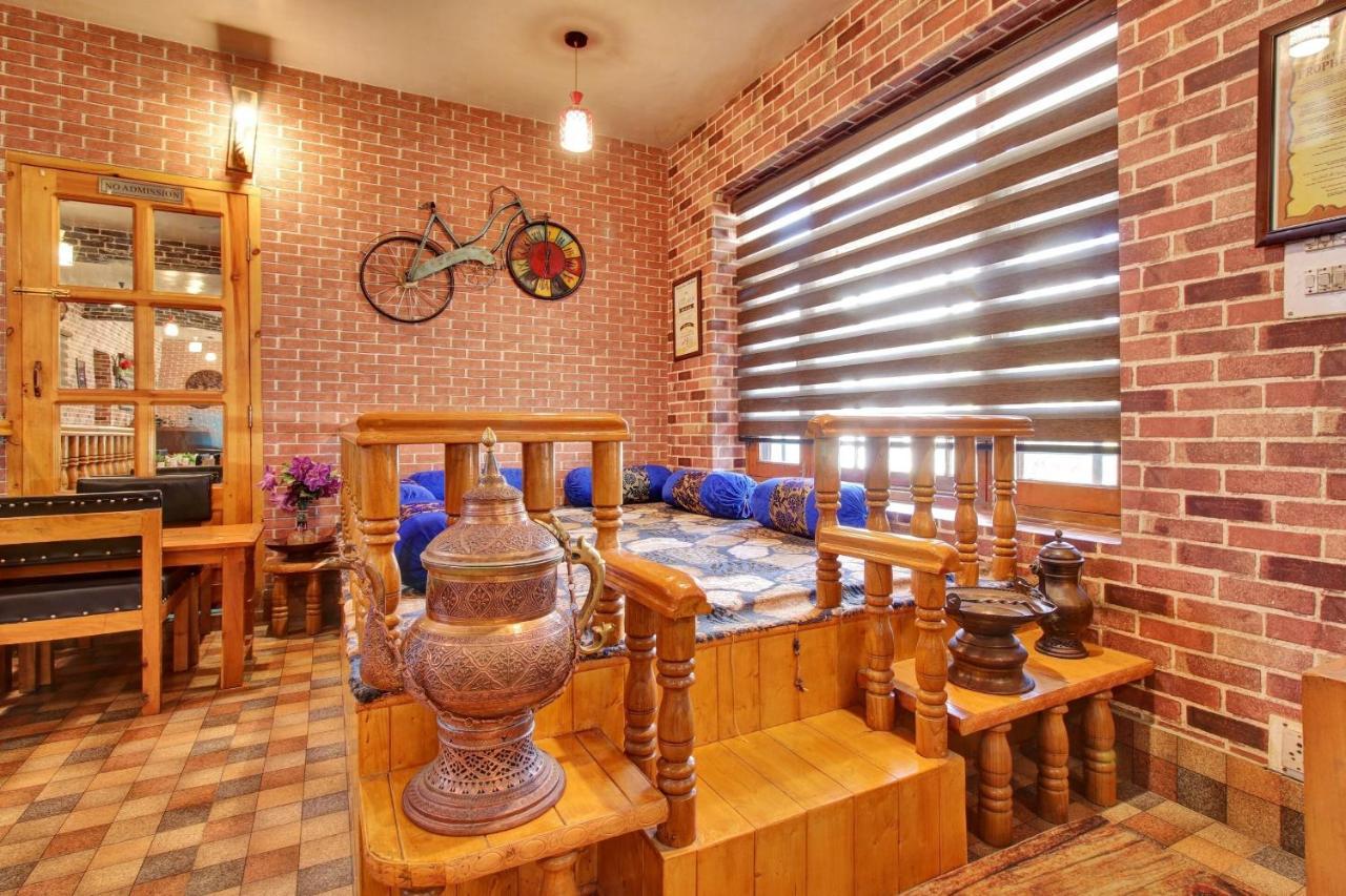 Super Oyo Capital O 91600 The Village Classic Hotel And Restaurant Срінагар Екстер'єр фото