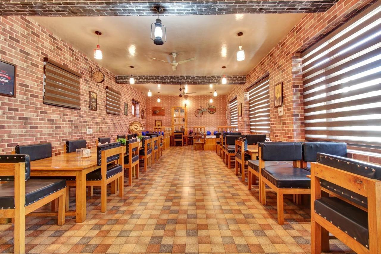 Super Oyo Capital O 91600 The Village Classic Hotel And Restaurant Срінагар Екстер'єр фото